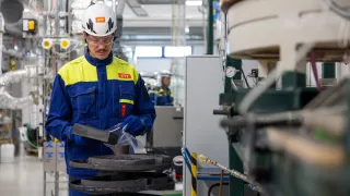 Biochar from agricultural side streams. Unloading the carbonization batch unit in VTT Bioruukki, Espoo. In the picture: Väinö Rintala