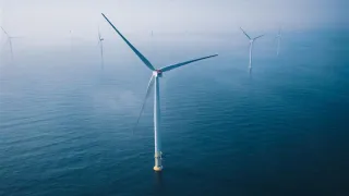 Tuulivoimaloita meressä