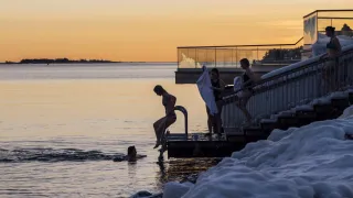 people icedipping in Löyly