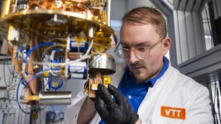 Kvanttitietokone rakennusvaiheessa VTT:llä, kuvassa tutkimustiimin vetäjä Jorden Senior