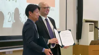 LoI signing by Professor Taku Iwami and VP Kari Rönkä 