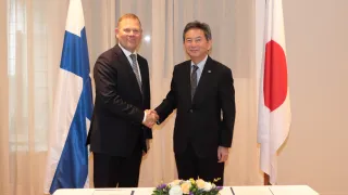KalleHärkkiandShunsukeOkadashakinghands