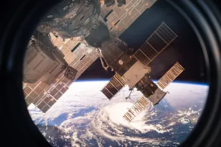 Kuvassa NASA:n kollaasi kuvamateriaalista, joka o kuvattu kansainväliseltä avaruusasemalta. Kuvassa näkyy osa asemasta ja maapallo. Maapallon pinnalla näkyy suuri pyörremyrsky