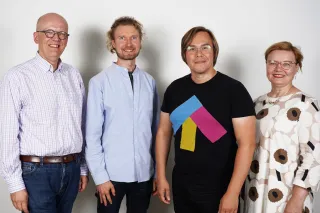 Mikko Dufva, Pauli Komonen, Antti Vasara ja Minna Huotilainen hymyilevät kameralle ryhmäkuvassa