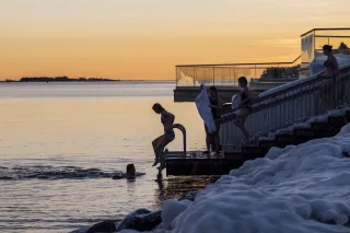 people icedipping in Löyly