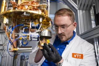 Kvanttitietokone rakennusvaiheessa VTT:llä, kuvassa tutkimustiimin vetäjä Jorden Senior