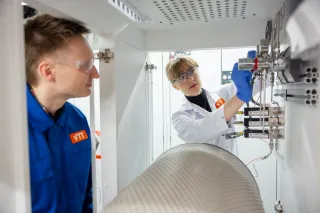 Two researchers in VTT's hotlab.