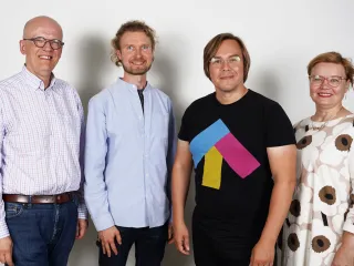 Mikko Dufva, Pauli Komonen, Antti Vasara ja Minna Huotilainen hymyilevät kameralle ryhmäkuvassa