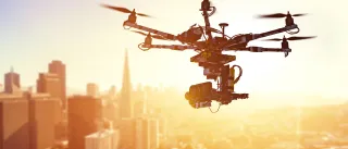 Valokuva dronesta lentämässä kaupungin yllä.