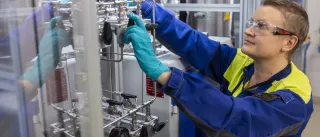 an operator using the HTE High throughput hydrotreatment reactor
