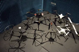 Erilaisia droneja valmiina mitattaviksi kaiuttomassa kammiossa.