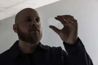 Dispelix CEO Antti Sunnari holding an optical waveguide