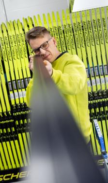 Esa Puukilainen holding a ski